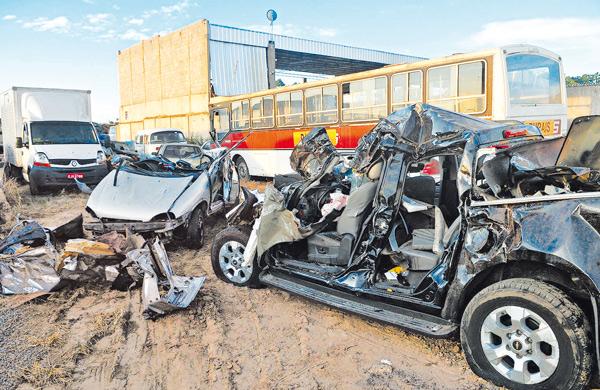 Destro&ccedil;os dos ve&iacute;culos envolvidos no acidente na Rodovia dos Bandeirantes, em Sumar&eacute;: v&iacute;timas foram enterradas em Indaiatuba e na Capital ( César Rodrigues/AAN)
