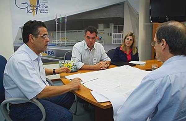 Prefeito (esq.) anunciou empreendimento voltado a servidores ( Divulgação)