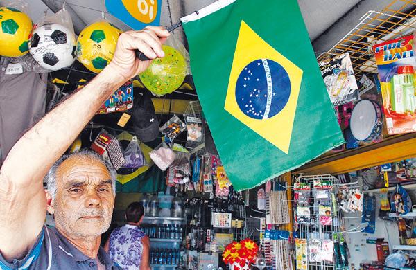 Edmar Oliveira enfeitou mercadinho para todas as outras copas, mas diz estar desanimado com este Mundial ( Gustavo Tilio/Especial para a AAN)