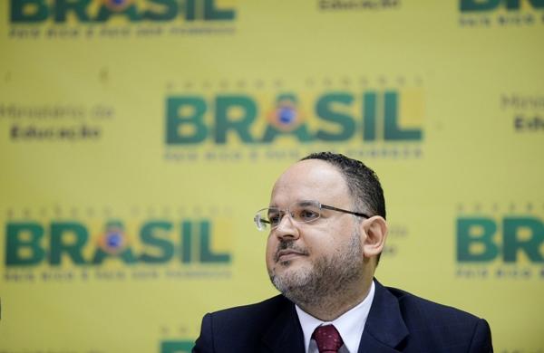 O ministro da Educa&ccedil;&atilde;o, Henrique Paim, disse que o crescimento no n&uacute;mero de inscritos eleva a responsabilidade do governo na aplica&ccedil;&atilde;o da prova (Agência Brasil)