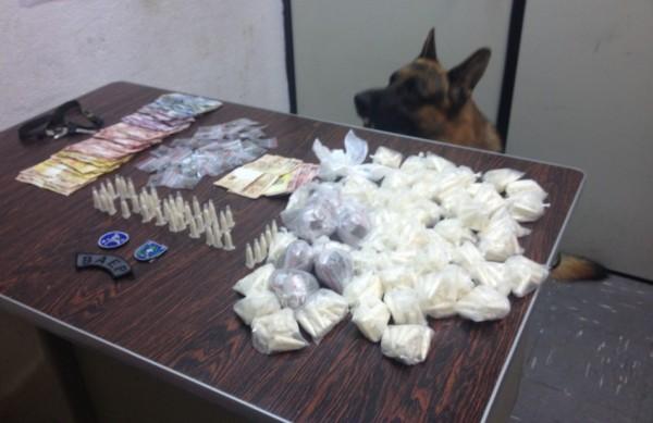 C&atilde;o Adam guarda a droga apreendida por ele neste s&aacute;bado (24) em Campinas  (Gustavo Abdel/ AAN)