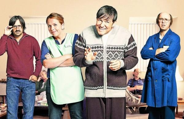 Ricky Gervais (da esq, para a dir.) e seus parceiros na s&eacute;rie Derek: a segunda temporada tem seis epis&oacute;dios e estreou no Reino Unido em 26 de abril ( Divulgação)