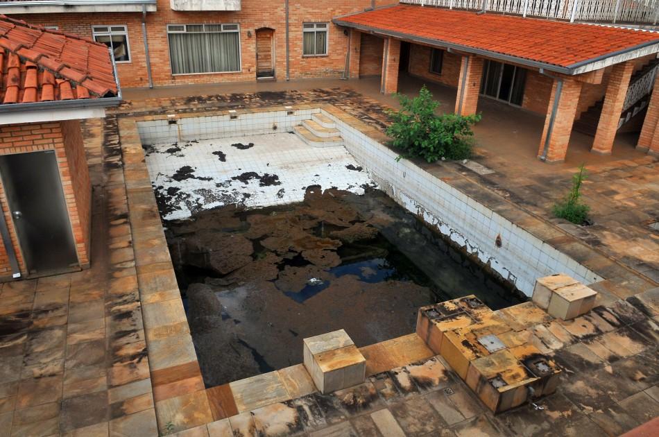 Piscina em casa abandonada gera temor entre os vizinhos, em Bar&atilde;o Geraldo ( César Rodrigues/AAN)