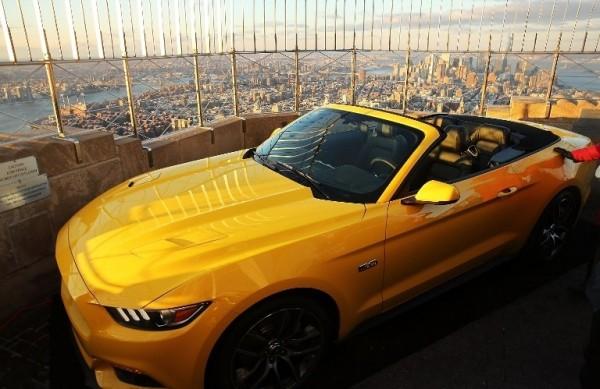 O Mustang convers&iacute;vel amarelo vers&atilde;o 2015 que a Ford acaba de lan&ccedil;ar (France Press)