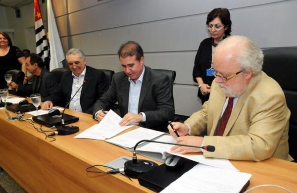Assinatura de termo de coopera&ccedil;&atilde;o entre a universidade e a Prefeitura nesta quarta-feira (16) (Divulgação/ Unicamp)