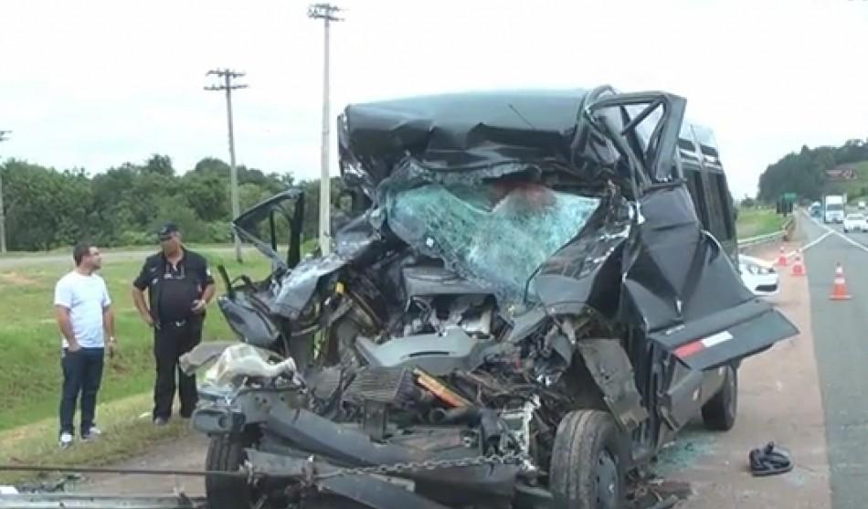 Acidente com van mata tr&ecirc;s pessoas na Rodovia D. Pedro I  (Captura de v&iacute;deo)