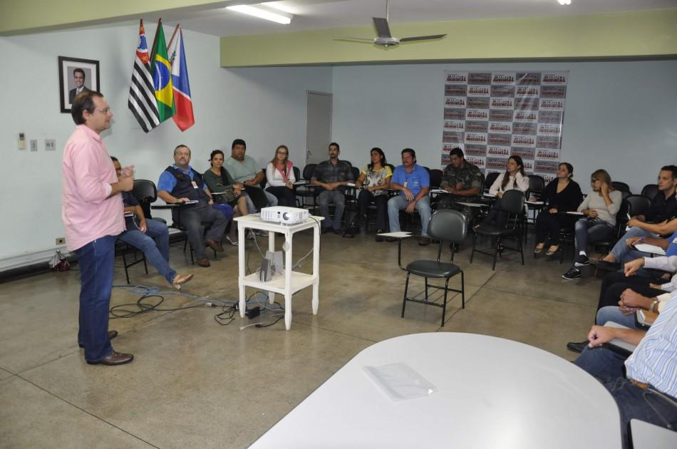 Secret&aacute;rio de Sa&uacute;de de Americana, Fabrizio Bordon, durante reuni&atilde;o sobre a&ccedil;&otilde;es de combate &agrave; dengue (Marília Pierre/Prefeitura de Americana)