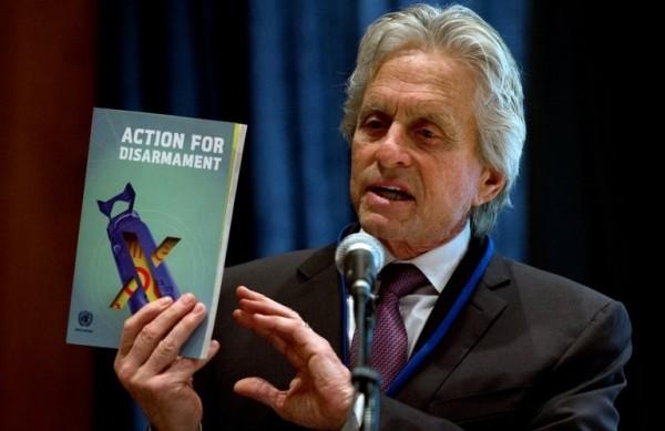Michael Douglas apresenta livro sobre desarmamento editado pela ONU dirigido a estudantes (France Press)