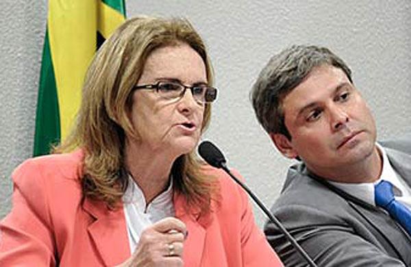Gra&ccedil;a Foster e o senador Lindbergh Farias, presidente da CAE e da reuni&atilde;o conjunta desta ter&ccedil;a (Divulgação/Agência Senado)