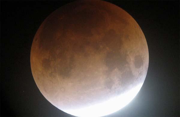 A Lua aparecer&aacute; alaranjada porque a atmosfera da Terra filtra a luz solar e deixa passar somente o vermelho ( Divulgação)