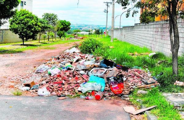 Entulho continua depositado em via p&uacute;blica (Cedoc/RAC)