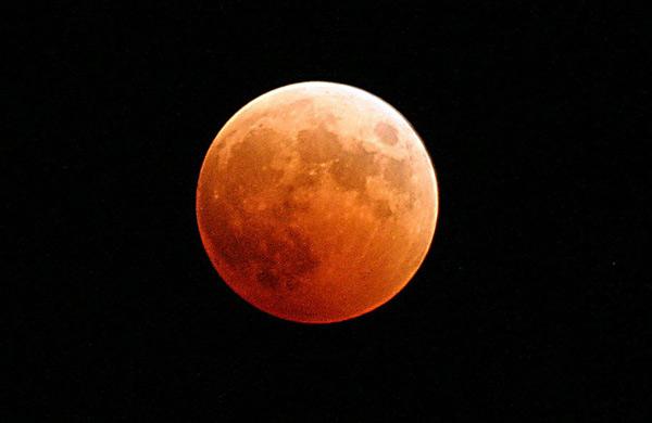 No Brasil, o eclipse total poder&aacute; ser visto das 4h46 &agrave;s 5h24 (hor&aacute;rio de Bras&iacute;lia) ( Reprodução)