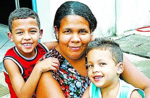 Cleide com os filhos Marcelo e Maur&iacute;cio: todos na fam&iacute;lia s&atilde;o surdos ( Christiano Diehl Neto/Gazeta de Piracicaba)