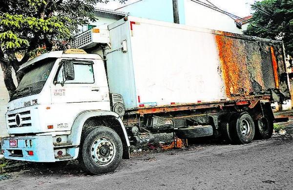 Parte de tr&aacute;s do caminh&atilde;o-ba&uacute; abandonado est&aacute; queimada  ( Carlos Sousa Ramos)