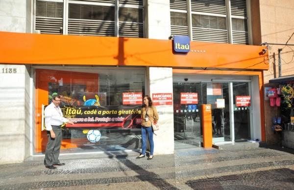 Ag&ecirc;ncia F&oacute;rum, que fica no cruzamento da Av. Francisco Glic&eacute;rio com a Av. Campos Sales, no Centro, est&aacute; paralisada  ( Cedoc/RAC)