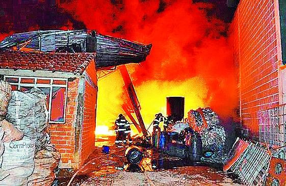 Bombeiros levaram duas horas para combater as chamas e precisaram de ajuda (Rodrigo Fernandes/Mogi Guaçu Acontece)
