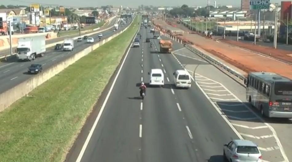 Motociclista morreu ap&oacute;s bater em traseira de caminh&atilde;o em Campinas (Captura de vídeo)