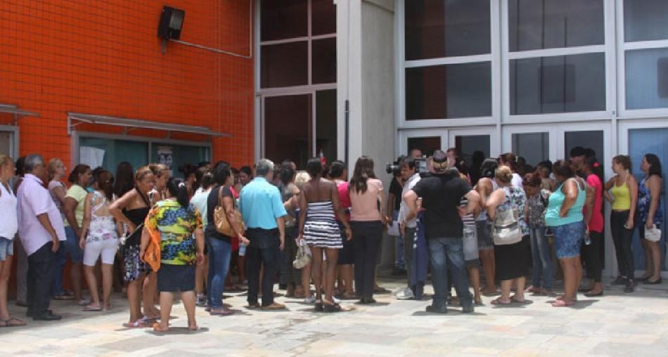 Merendeiras fizeram protesto em frente &agrave; Prefeitura do Guaruj&aacute; (Divulgação/Sintercub)