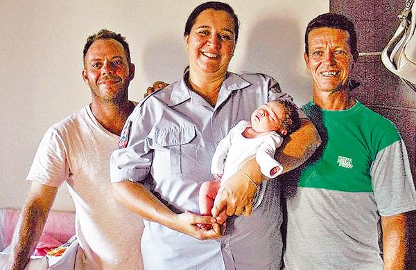 Sandro Lima, Myrna Ribeiro, e Mauro Lima foram os respons&aacute;veis pela sobreviv&ecirc;ncia da rec&eacute;m-nascida ( Divulgação)