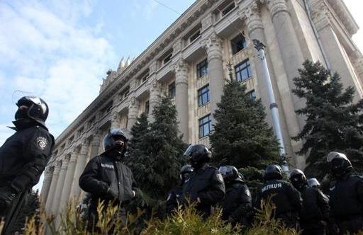 Policiais da Ucr&acirc;nia em frente &agrave; administra&ccedil;&atilde;o regional da cidade de Kharkiv (France Press)