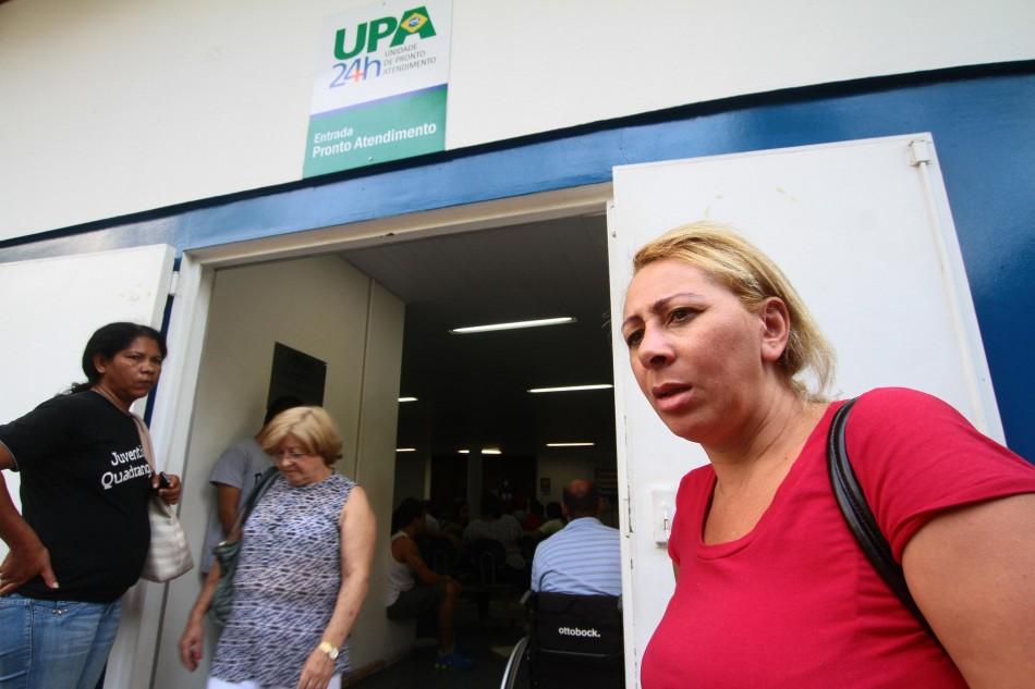 A cozinheira Marlene Figueiredo chegou de ambul&acirc;ncia na UPA e depois de 5 horas de espera ainda n&atilde;o havia sido atendida ( Janaína Ribeiro/Especial a AAN )