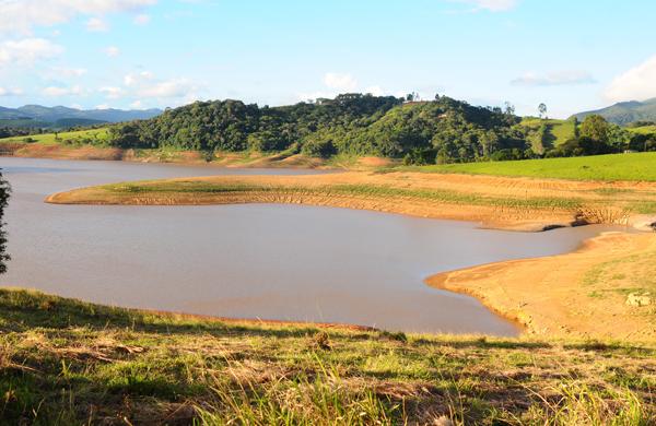 A área com solo ressecado aumenta a cada dia na represa Jaguari/Jacareí, em Vargem, um retrato da situação dos reservatórios do sistema (Elcio Alves/ AAN)