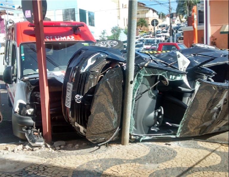Tr&ecirc;s pessoas ficaram feridas no acidente ( Divulgação)