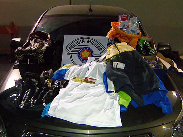PM recuperou roupas e rel&oacute;gios comprados pelos sequestradores do PM ( Reprodução)