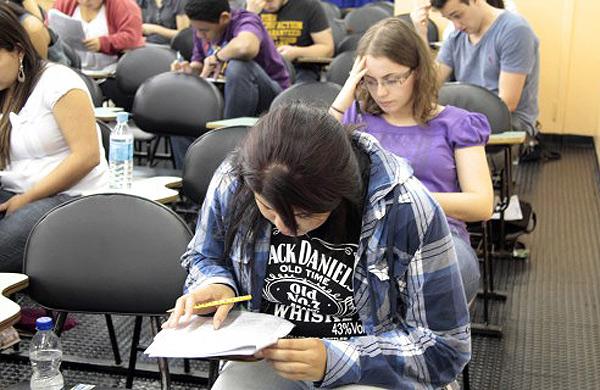 A redação do vestibular da Fuvest, que pediu ao aluno um texto que pudesse, hipoteticamente, ser publicado em jornal, revista ou site (Marcos Santos/USP)