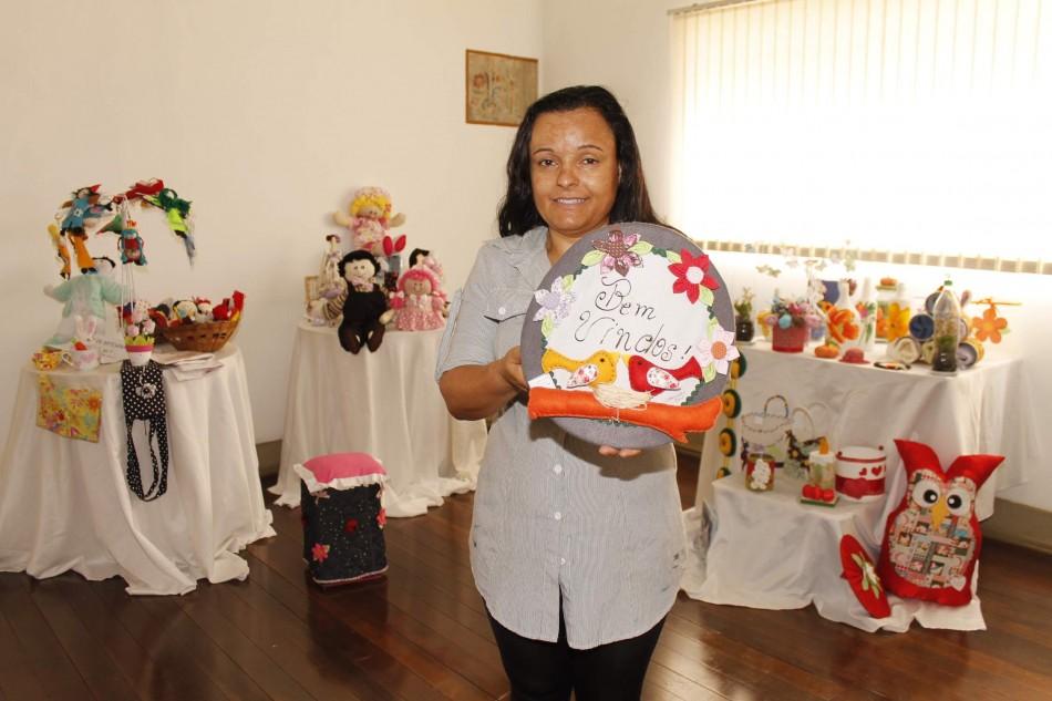 Alessandra Bravo faz objetos com materiais recicl&aacute;veis ( Divulgação)