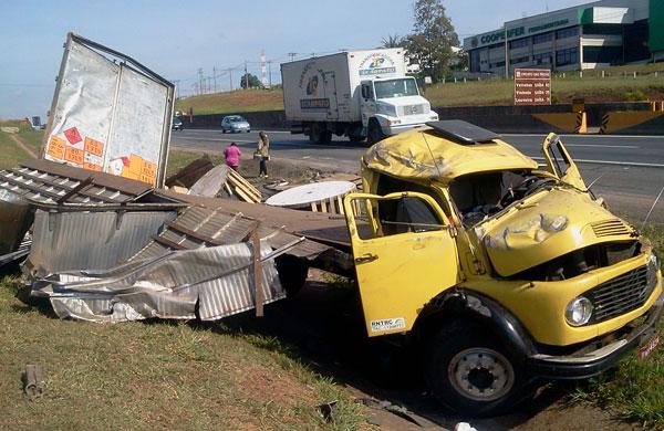Caminh&atilde;o tombou no canteiro central da rodovia Anhanguera: uma v&iacute;tima leve (Dorinaldo Oliveira/AAN)