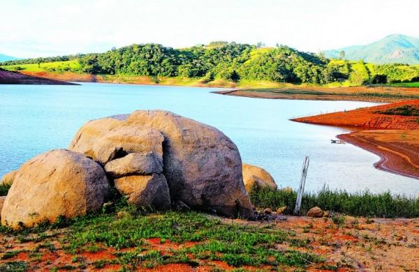Represa dos Rios Jaguari-Jacare&iacute;, em Vargem, que integra o Cantareira, quase seca (Elcio Alves/ AAN)