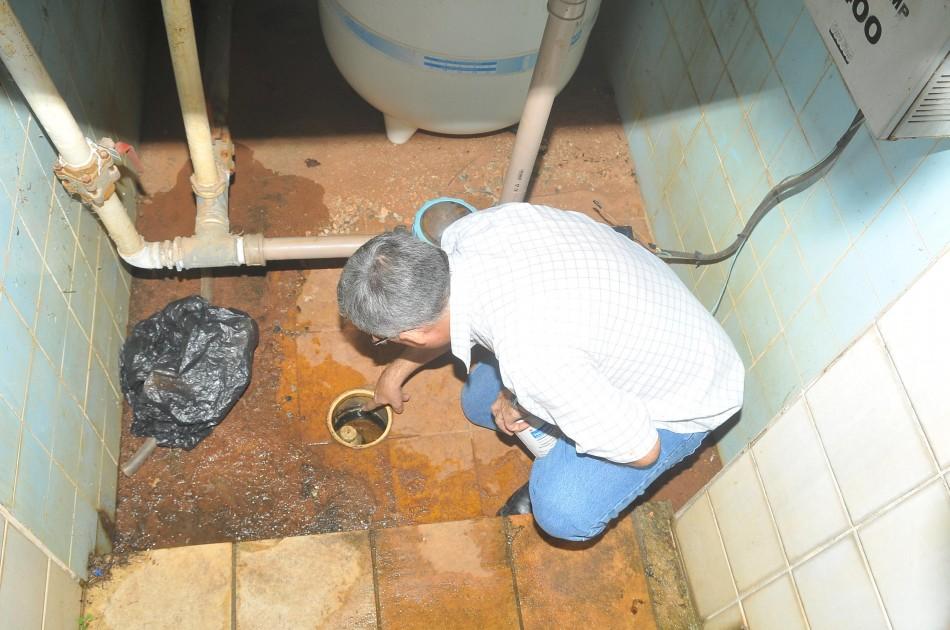 Foco do Aedes Aegypti, transmissor da dengue, foi achado na casa de m&aacute;quinas da piscina da &quot;casa fantasma&quot;, em Bar&atilde;o Geraldo ( César Rodrigues/AAN)