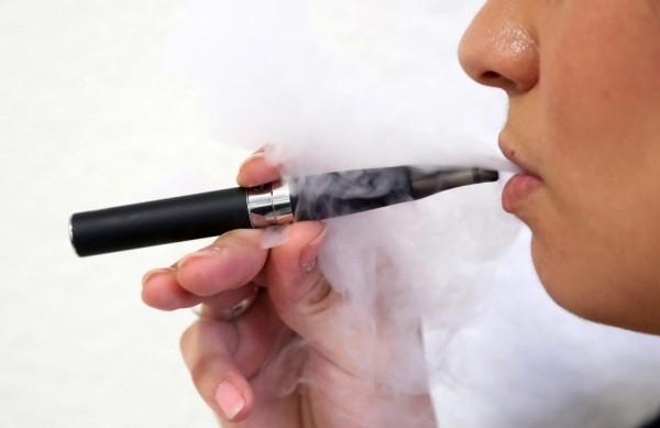 &quot;Vaping&quot; (fumar vapor eletr&ocirc;nico) est&aacute; na moda e &eacute; cada vez mais comum em bares e casas noturnas ( Reprodução)