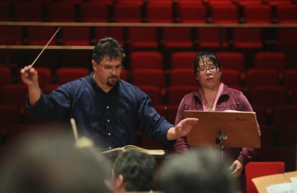 O maestro Victor Hugo Toro e a soprano Eiko Senda durante ensaio da Sinf&ocirc;nica de Campinas ( Leandro Ferreira/AAN)