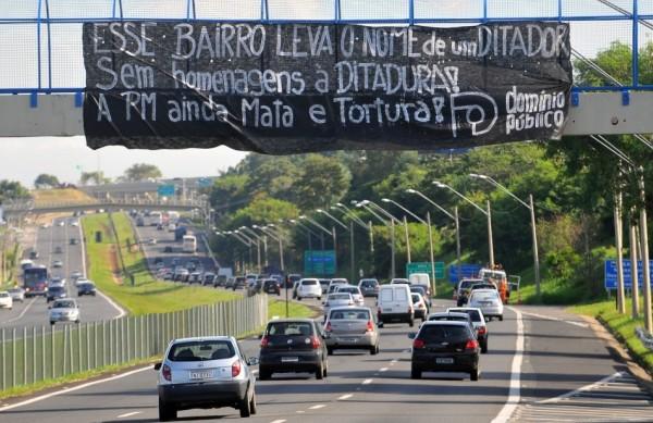 Duas faixas (uma em cada sentido do tr&aacute;fego) foram presas na passarela de pedestres sobre a Rodovia Zeferino Vaz ( César Rodrigues/AAN)