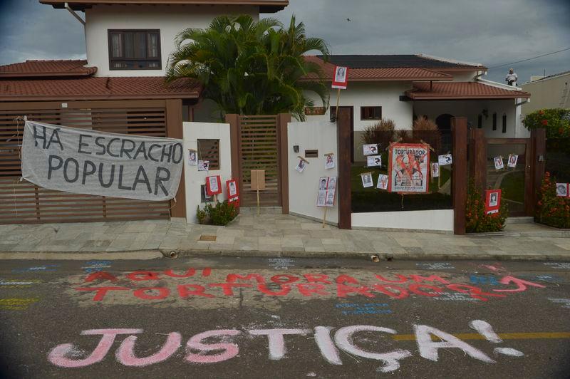 Integrantes de movimentos sociais protestam em frente &agrave; casa do coronel reformado Carlos Alberto Brilhante Ustra (Agência Brasil)