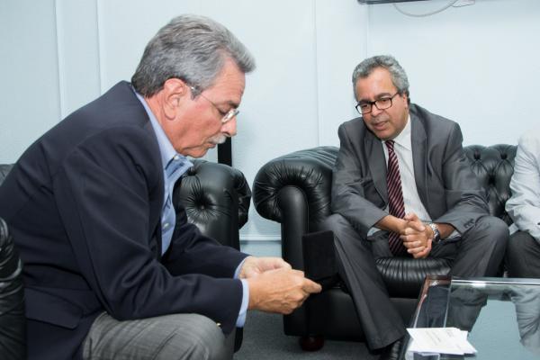 O prefeito de Sorocaba, Ant&ocirc;nio Carlos Pannunzio (&agrave; esq.), se reuniu com o embaixador da Arg&eacute;lia no Brasil, Djamel-Eddine Omar Bennaoum (Alexandre Lombardi/Prefeitura de Sorocaba)