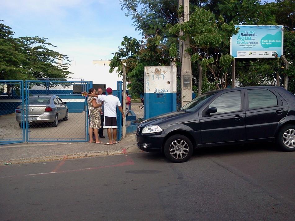 Pais e crian&ccedil;as em frente ao Centro Municipal de Educa&ccedil;&atilde;o Infantil (Cemei) Cl&aacute;udia Maria Luz Xavier nesta manh&atilde; de segunda (31) (Dorinaldo Oliveira/ Correio Popular)
