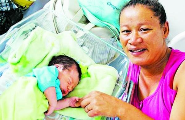 Selma de Souza e o pequeno Leonardo, no Hospital Santa Gertrudes, em Cosm&oacute;polis (Divulgação/Portal Nogueirense)