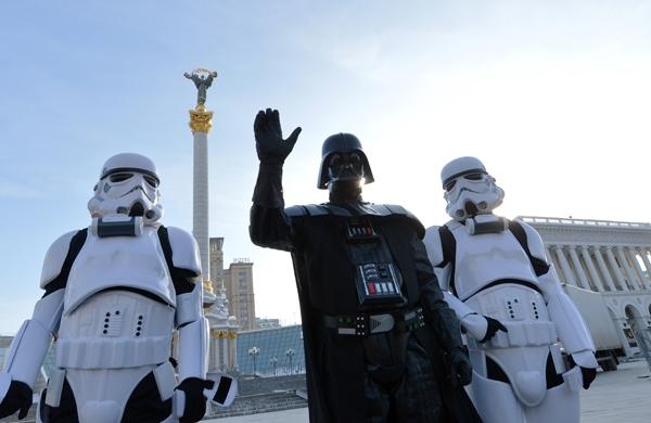 Candidato do Partido Ucraniano da Internet, Darth Vader, na Pra&ccedil;a de Kiev (France Press)