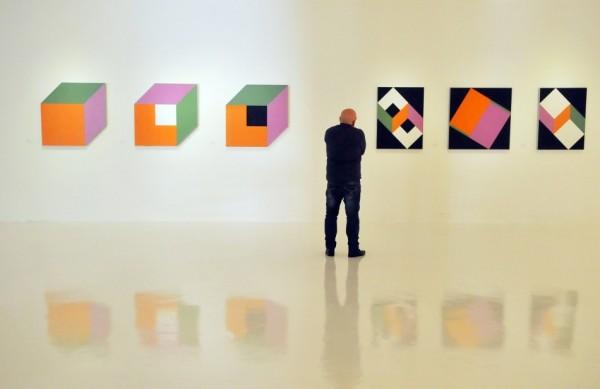 Homem observa quadros no Museu de Arte Contempor&acirc;nea de Campinas ( César Rodrigues/AAN)