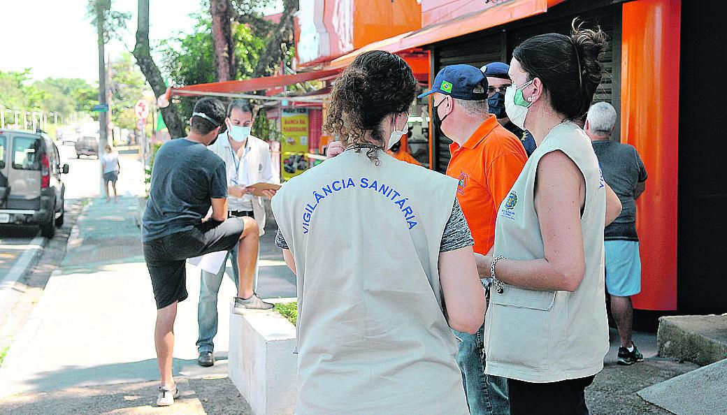 Agentes da Vigilância Sanitária fiscalizam estabelecimentos comerciais no Jardim Nova Europa (Divulgação/ )