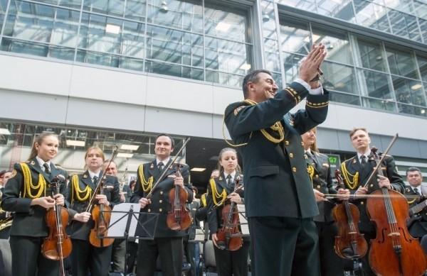 Orquestra nacional ucraniana executa a 'Ode &agrave; alegria', de Beethoven, no aeroporto de Zhuliany, em Kiev (France Press)