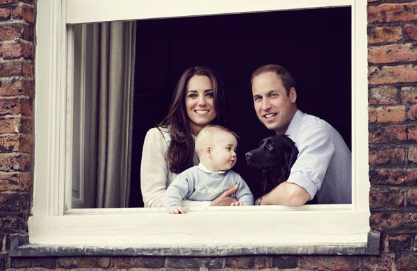 Na foto, o casal kate e William ao lado do pequeno George (Reprodução)