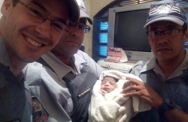 Pms fazem pose com o beb&ecirc; que ajudaram a trazer ao mundo (Divulgação)