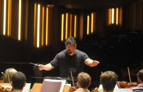 Maestro Victor Hugo Toro durante o ensaio da Sinf&ocirc;nica de Campinas ( Dominique Torquato/AAN)