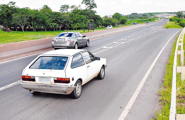 Sem sinaliza&ccedil;&atilde;o ou placa indicativa, o motorista pode se perder ou se envolver em acidentes na SP-308  ( Del Rodrigues/ Gazeta de Piracicaba)