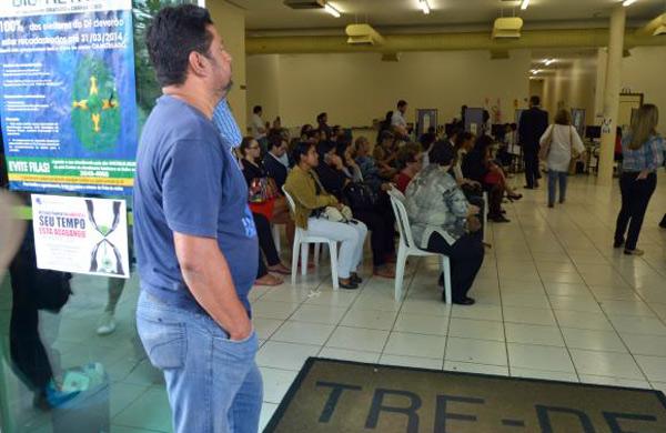 Eleitores comparecem ao TRE para o recadastramento biom&eacute;trico (Agência Brasil)