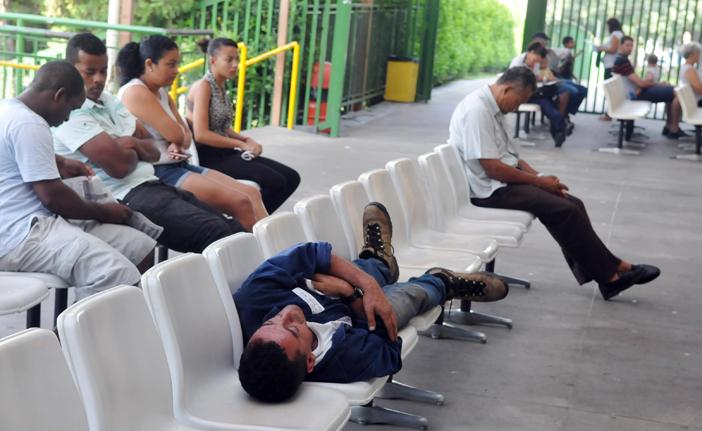 Espera no Hospital M&aacute;rio Gatti, que acaba concentrando os atendimentos em Campinas: tens&atilde;o entre pacientes e funcion&aacute;rios &eacute; constante ( Dominique Torquato/AAN)